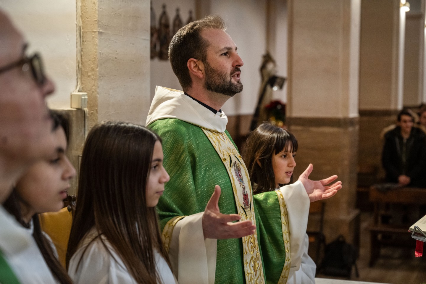 Il sacerdote celebra i Sacramenti. Sostieni il suo ministero.